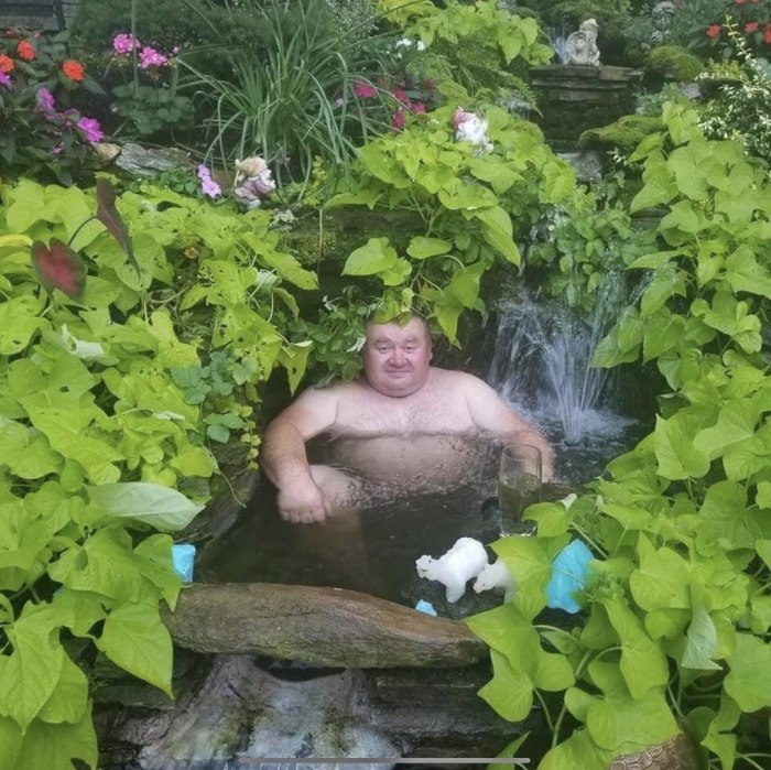 Мужик в воде мем