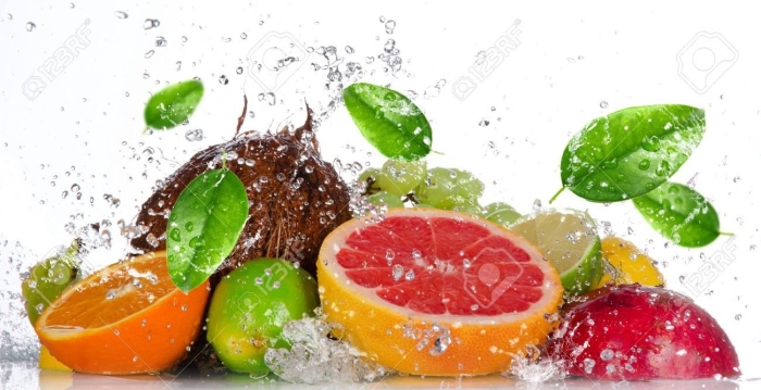 Фрукты в брызгах воды