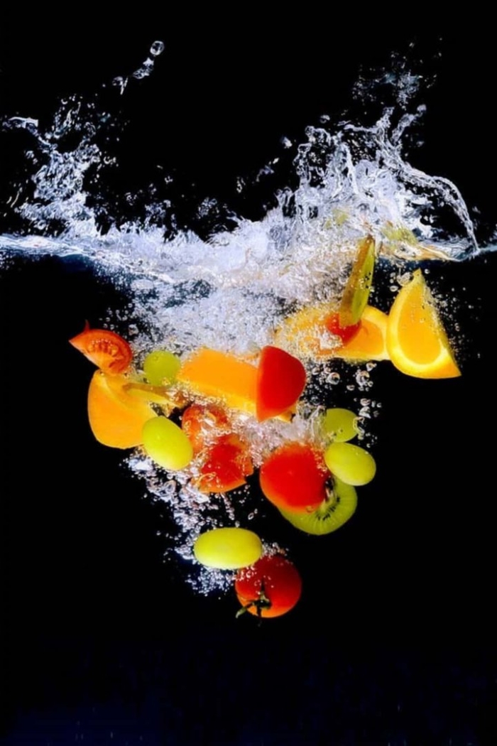 Фрукты на черном фоне