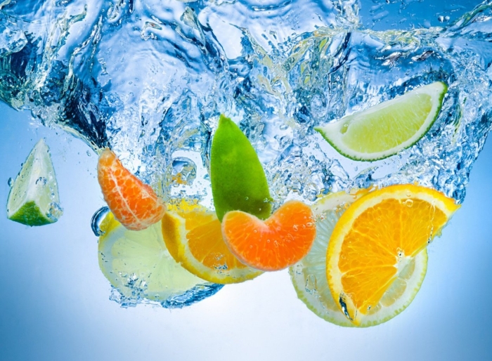 Свежие фрукты и вода