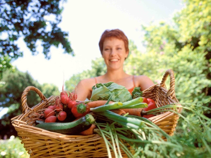 Девушка с овощами