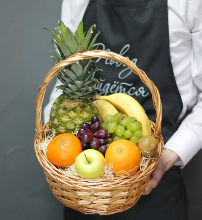 Корзина с экзотическими фруктами в подарок