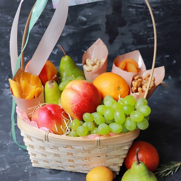 Композиции из фруктов в корзине