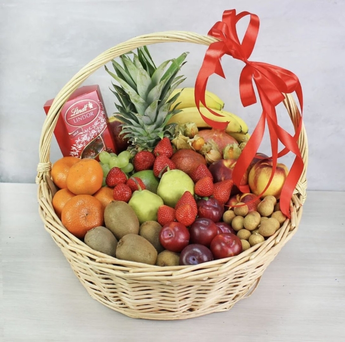 Подарочная корзина с фруктами