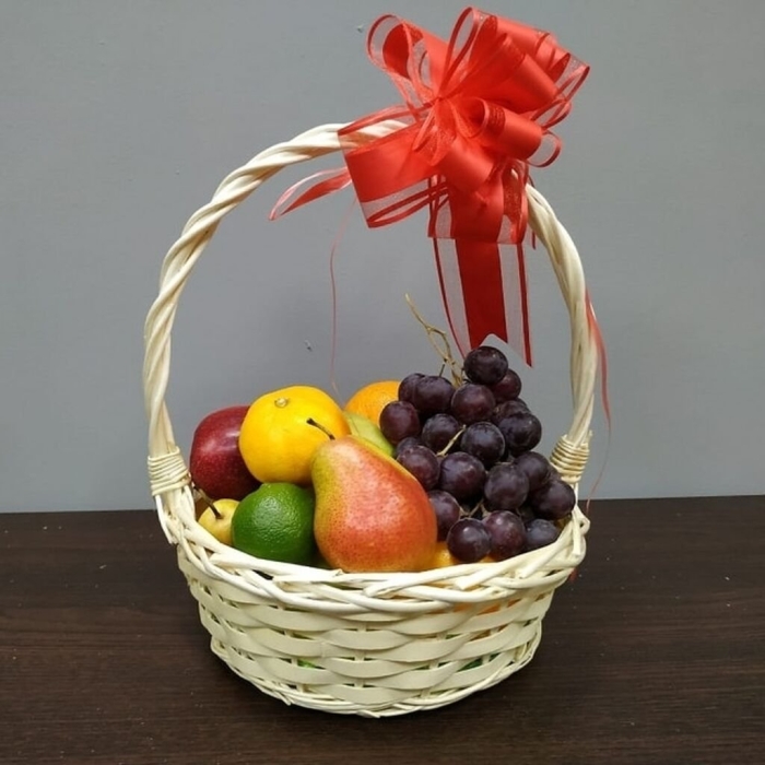 Корзина с фруктами небольшая