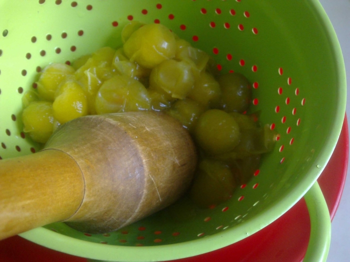 Ткемали из зеленой алычи