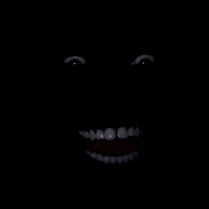 Улыбающийся негр в темноте