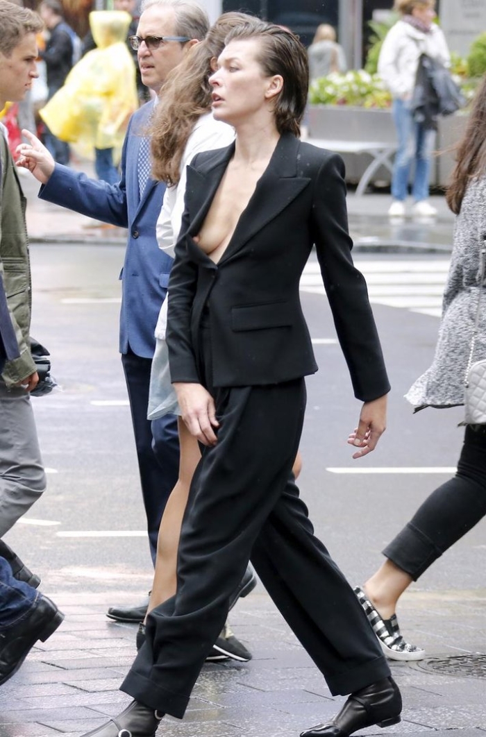 Milla jovovich nipple