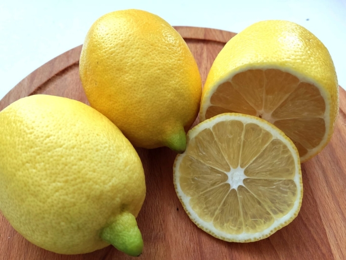 На белом фоне лимон