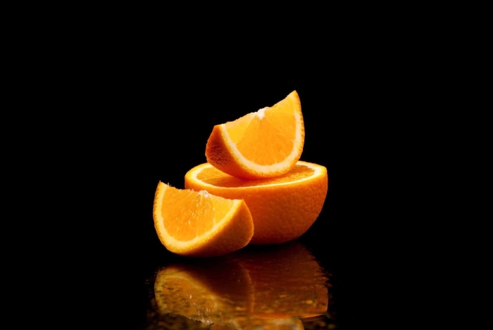 Апельсины на темном фоне