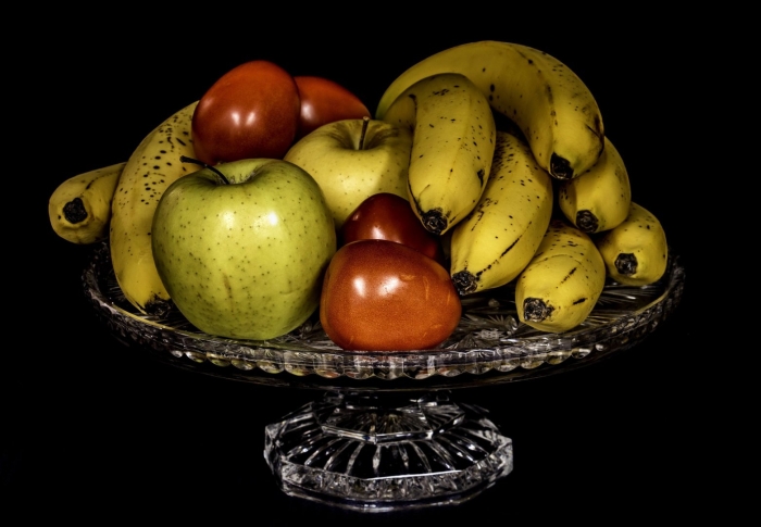 Фрукты на темном фоне