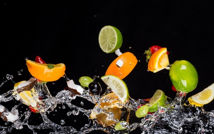 Фрукты в брызгах воды