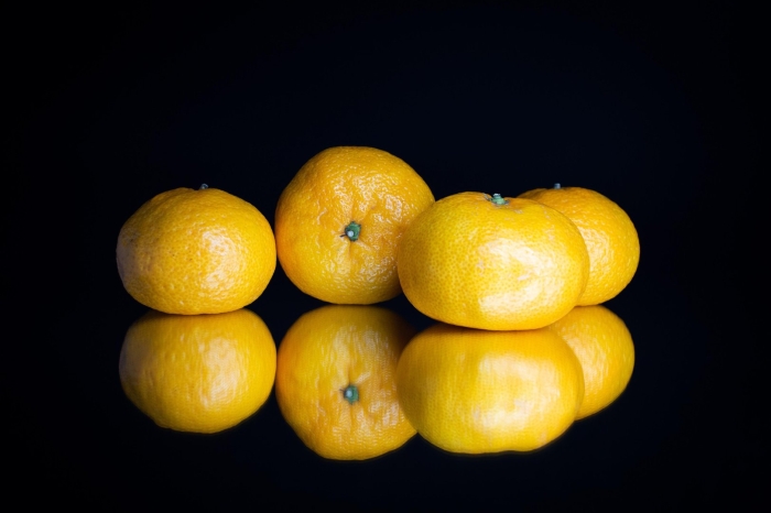 Апельсин на черном фоне