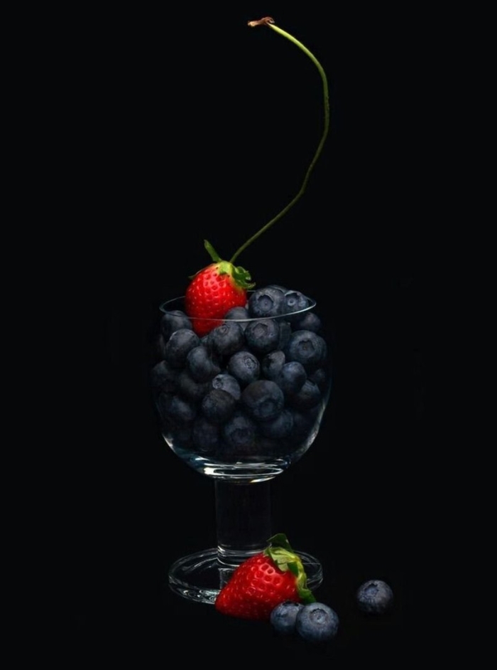 Ягоды на черном фоне