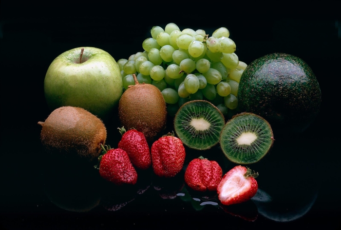 Фрукты на темном фоне