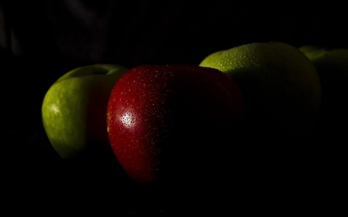 Яблоко на черном фоне