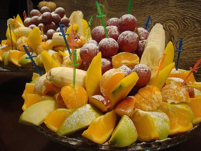 Фрукты на праздничный стол