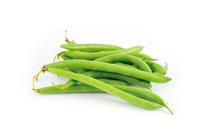 Бобы стручковая на белом фоне