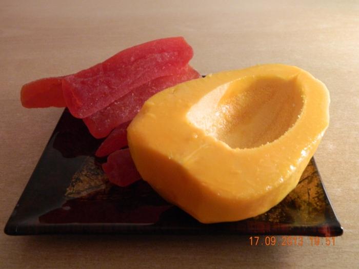 Фрукт папайя в разрезе