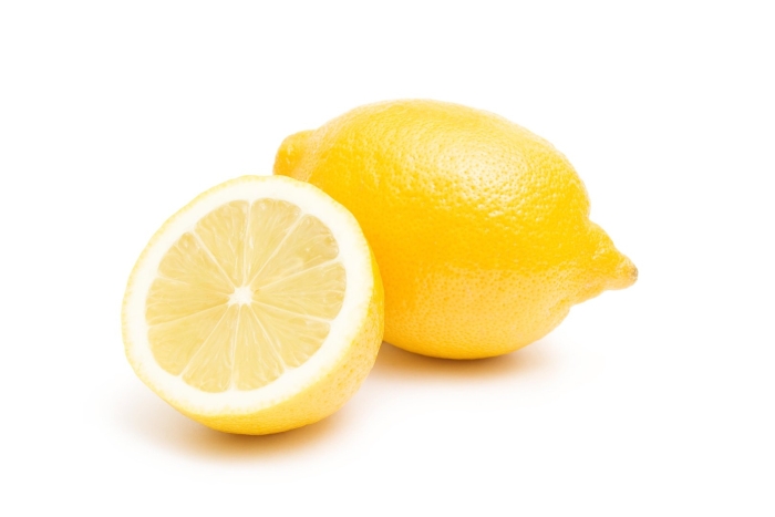 Лимон на белом фоне