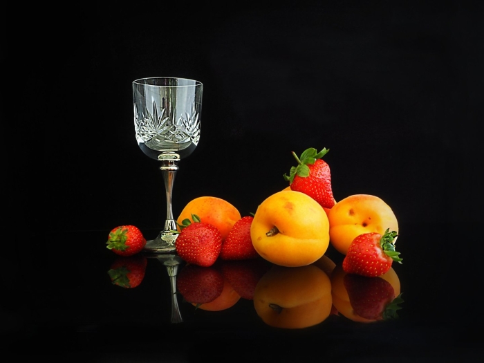 Фрукты на темном фоне