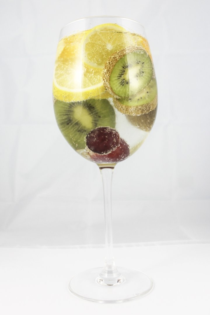 Фрукты в бокале