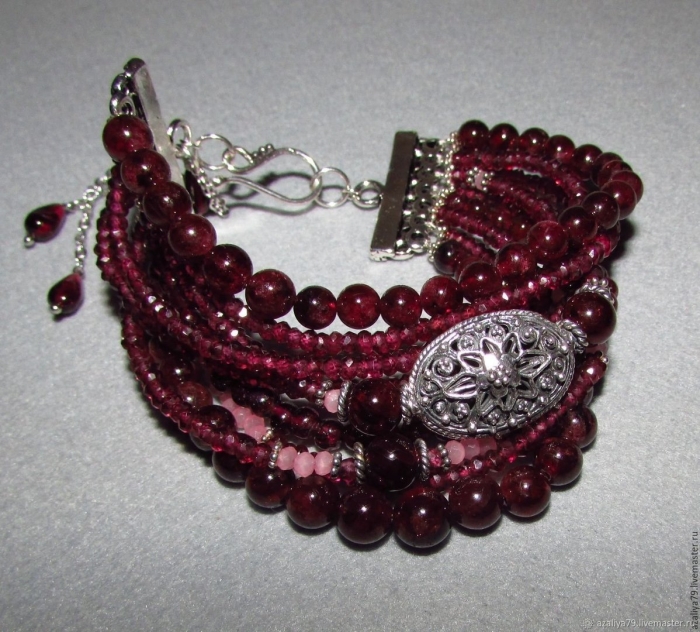 Многорядный гранатовый браслет