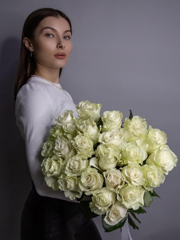 Монобукет из 31 белых роз eifloria сорта мондиаль