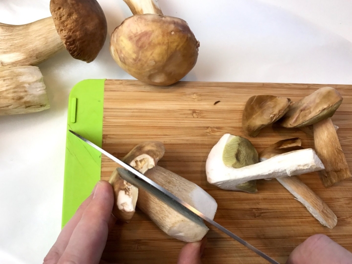 Грибы нарезанные