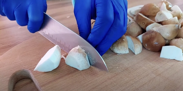 Нарезка шампиньонов поваром